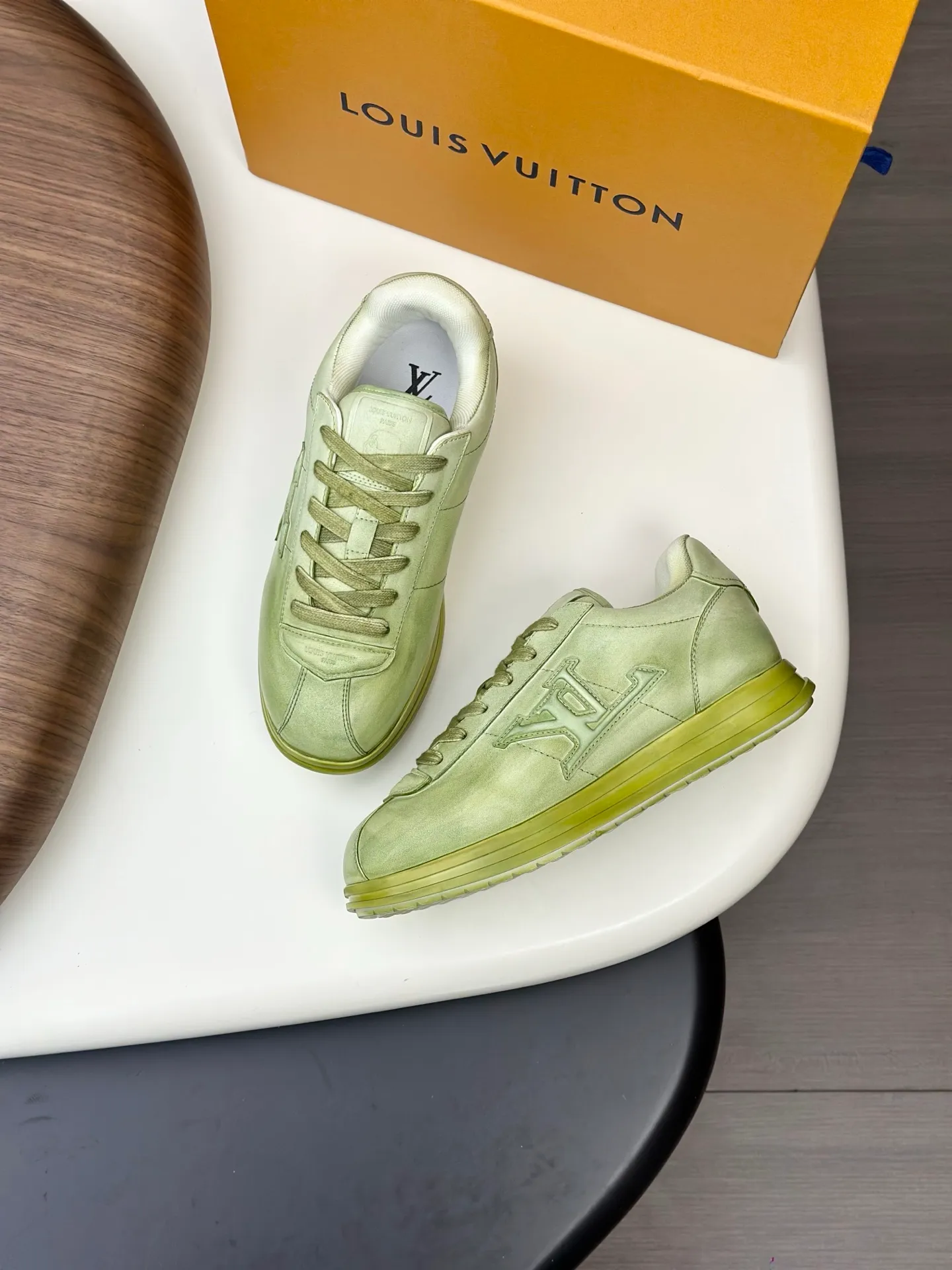 💰800💰Full package💰Top version Washed LV-Louis Vuitton-Classic catwalk new style 1:1 developed replica of the original version! ! The upper foot is very comfortable. It is made of luxurious materials, washed with fine workmanship, and the midsole is printed with English letters "Made in Europe." The upper is made of calfskin imported from Italy. The side is decorated with the brand's LOGO and signature. The latest latex foot pads and mesh lining make the foot feel super comfortable. The original two-color TPU combination outsole is specially provided by the original factory. Bag technology Goodyear stitched edges Fabric: Exclusive custom first-layer cowhide Accessories: Exclusive private model Vuitton logo, lining: Customized silk mesh lining - first-layer silk cowhide lining Outsole: TPU combination outsole wear-resistant, non-slip and anti-yellowing Foot pads: new latex pads-mesh sweat-absorbent Counter technology: fully computerized sewing machine wire drawing Toe box back cover Hot and cold shaping Full set of pull-top last with medium and low logo pattern Counter packaging - Shoelaces, certificates, cards, instructions, certificates of quality, dust bags, the most comprehensive packaging on the Internet, men's sizes 39-44 (38/45 custom-made, non-refundable!